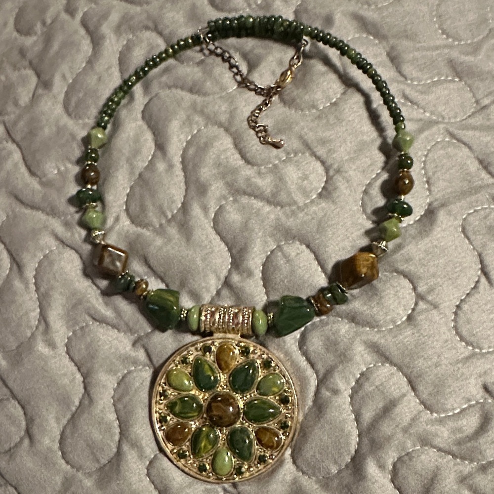 Elegant Green Beaded Necklace with Floral Pendant